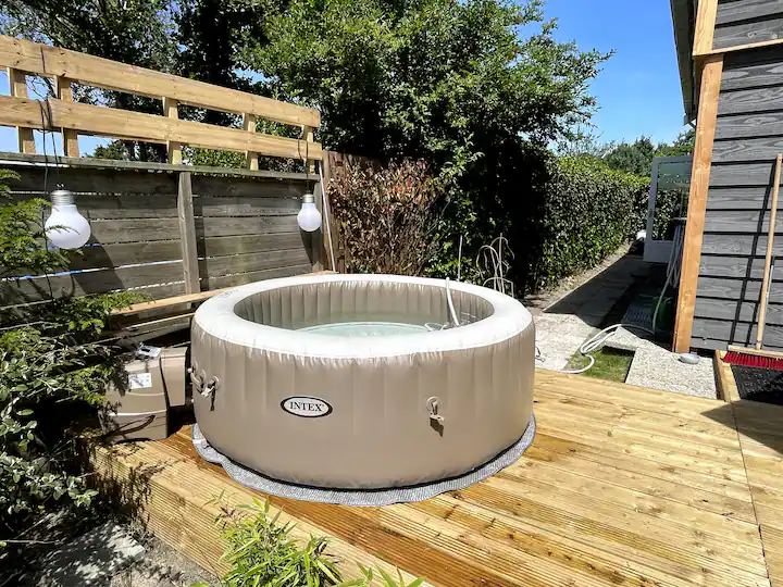 Jacuzzi / hot tub