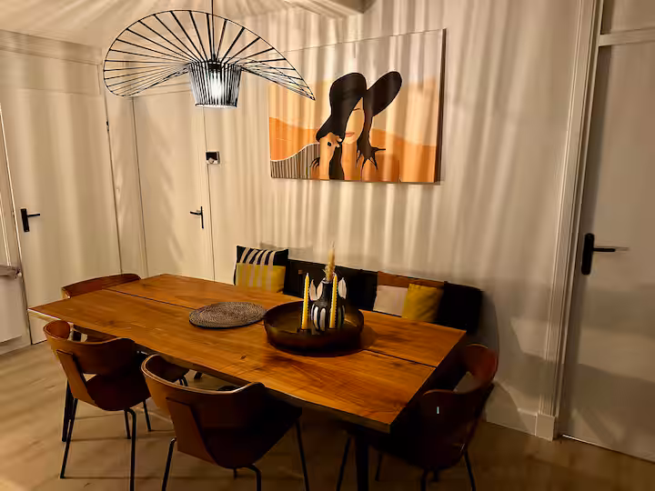 Eetkamer met eettafel